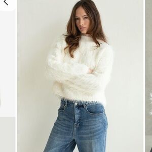 Stunning White Feather Sweater. M. Soft and warm.